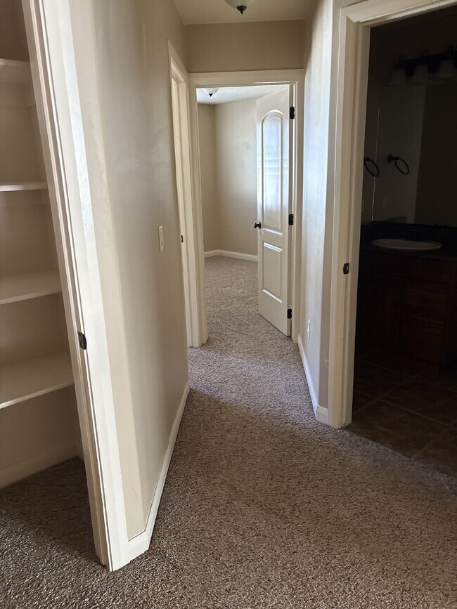 Building Photo - "Charming 3-Bed Townhouse in Cedar City – Spacious 1365 Sq Ft with 2.5 Baths!"