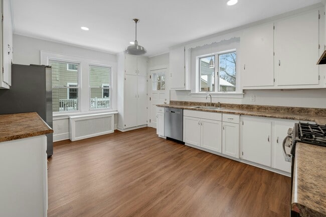 Building Photo - 5 Gates Ave