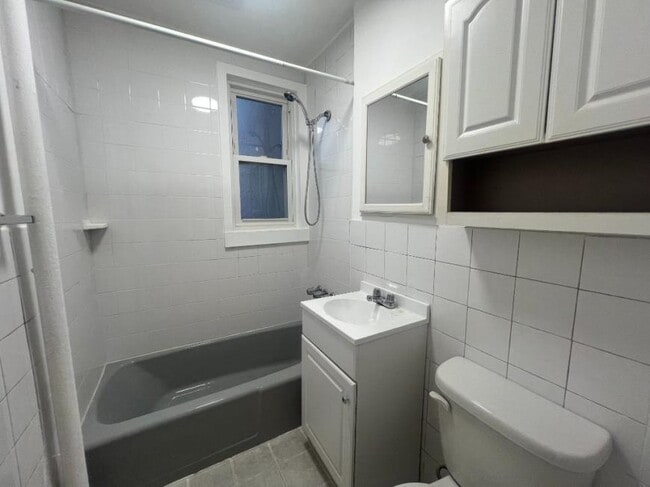 Building Photo - 1 bedroom in SUNNYSIDE NY 11104