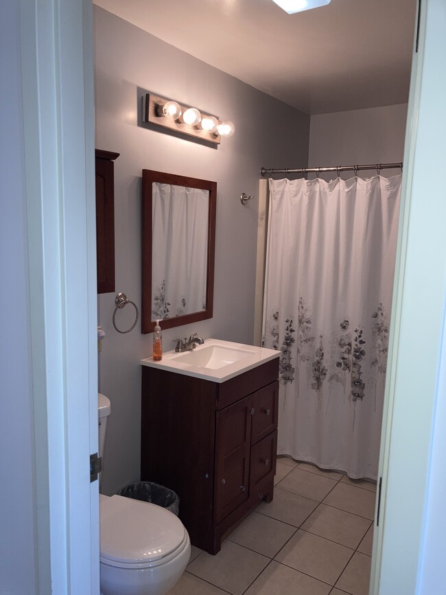 Second full bathroom - 1 Cleaves St