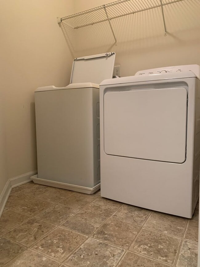 Building Photo - Beautiful 3 Bedroom Townhome in Raleigh near beautiful park! Apply Now!