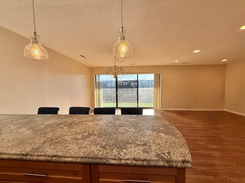 Building Photo - 1006 Paradise Rd