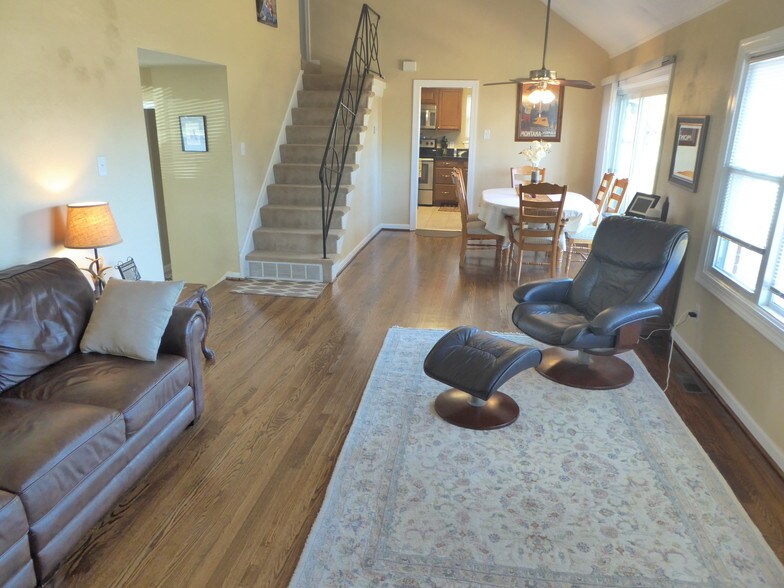 living/dining room - 461 Pepper Mill Ln