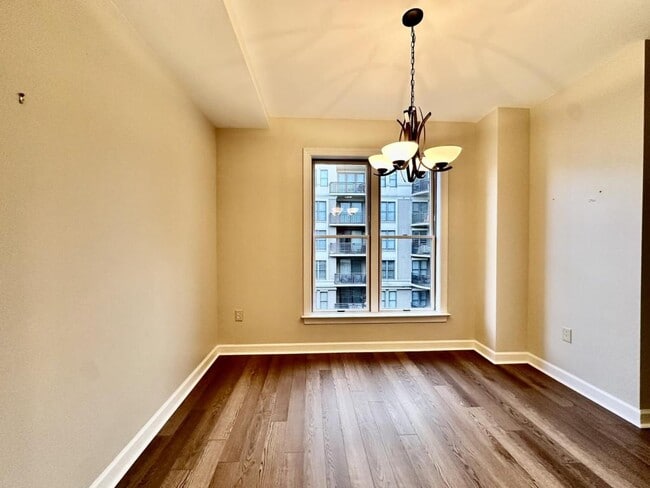 Building Photo - 718 W Trade St