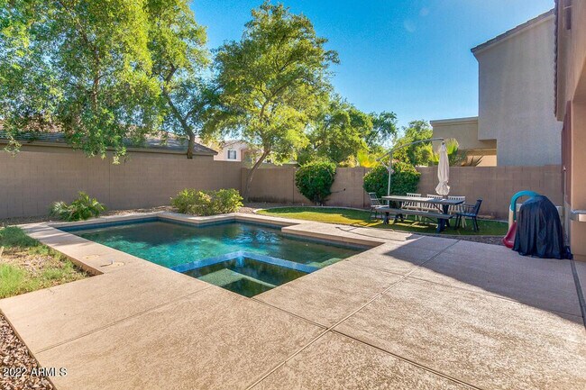 Building Photo - 2037 W Periwinkle Way