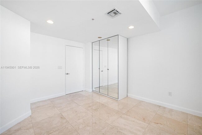 Building Photo - 3030 NE 188th St