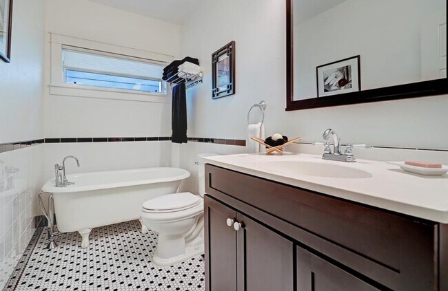 Building Photo - 1110 E 26th St