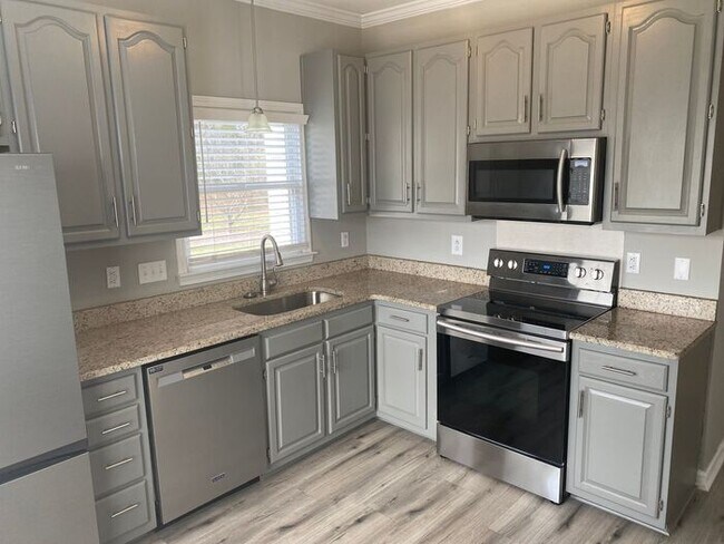 Building Photo - Spacious 3-bedroom home located in Charlotte. $300 off on two months' rent!