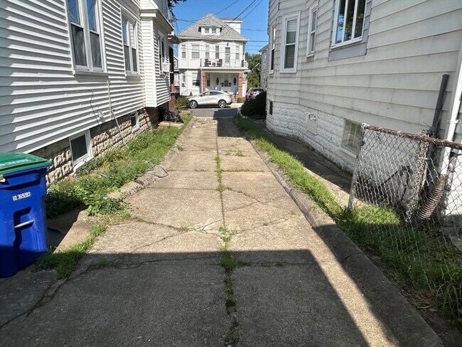 Building Photo - 104 W Quincy St