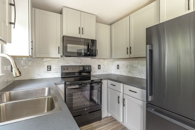 Building Photo - Spacious home located in a great neighborh...