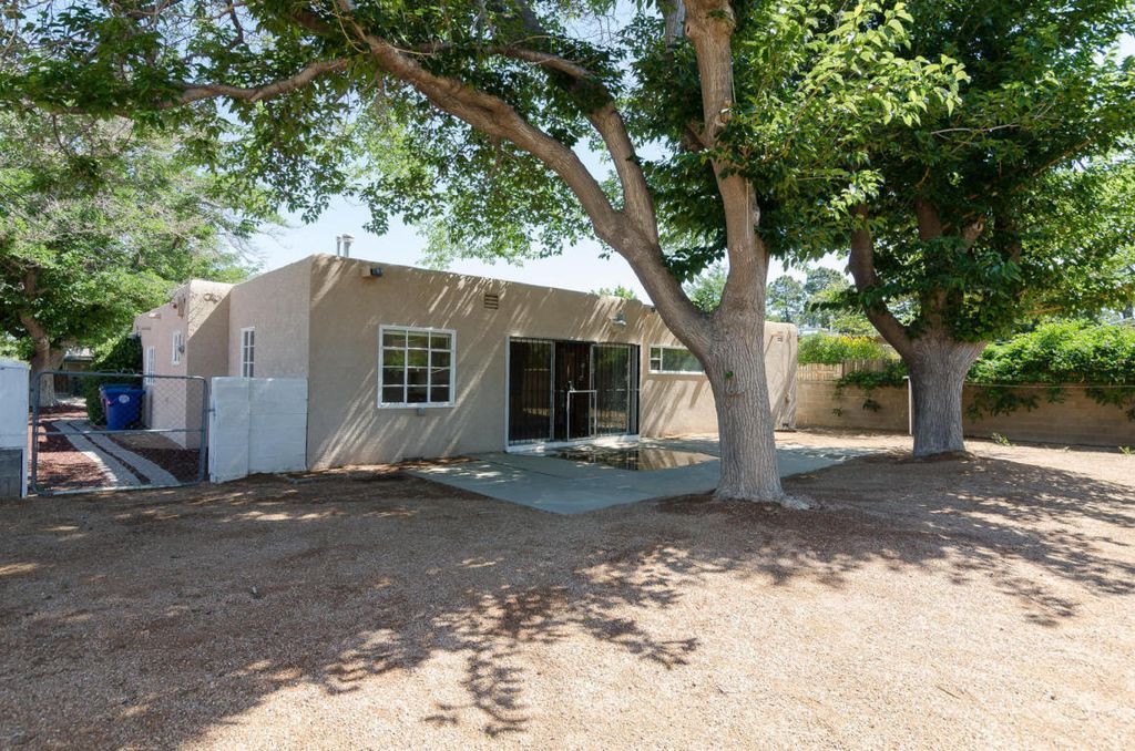 Building Photo - 3600 Calle del Sol NE