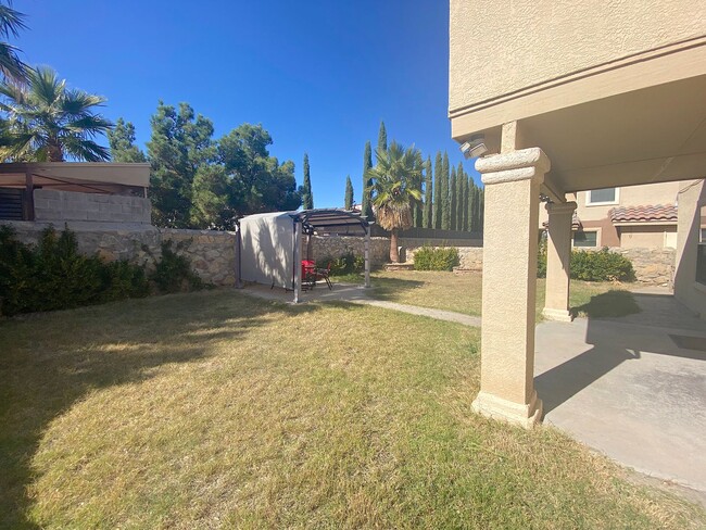 Building Photo - East El Paso 3 bed Refrig A/C w/Loft!