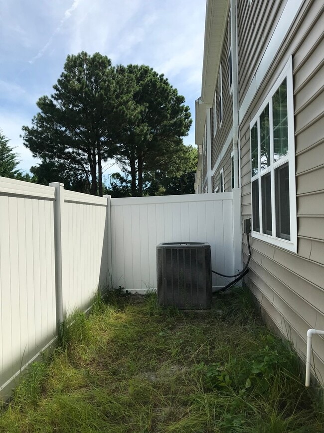 Building Photo - Spacious & Updated 3BR/3BA Home Near Shopping & Interstate Access!