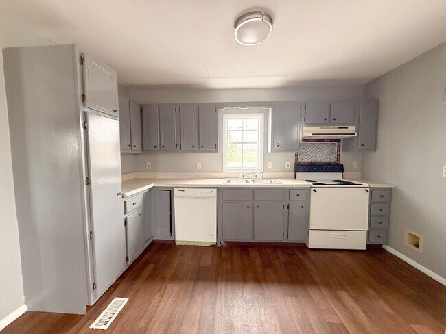 Building Photo - 230 W Jere Whitson Rd