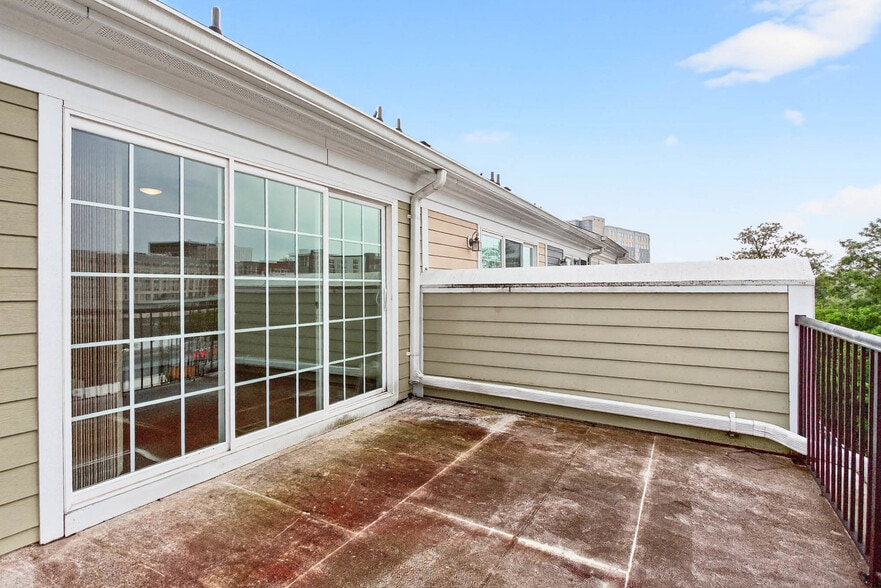 Building Photo - 65 Linden Pl