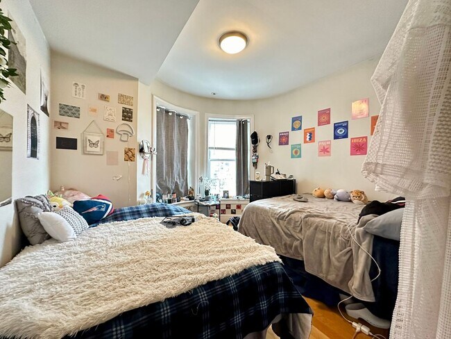 Building Photo - Really niceeee 4 bed in Mission Hill