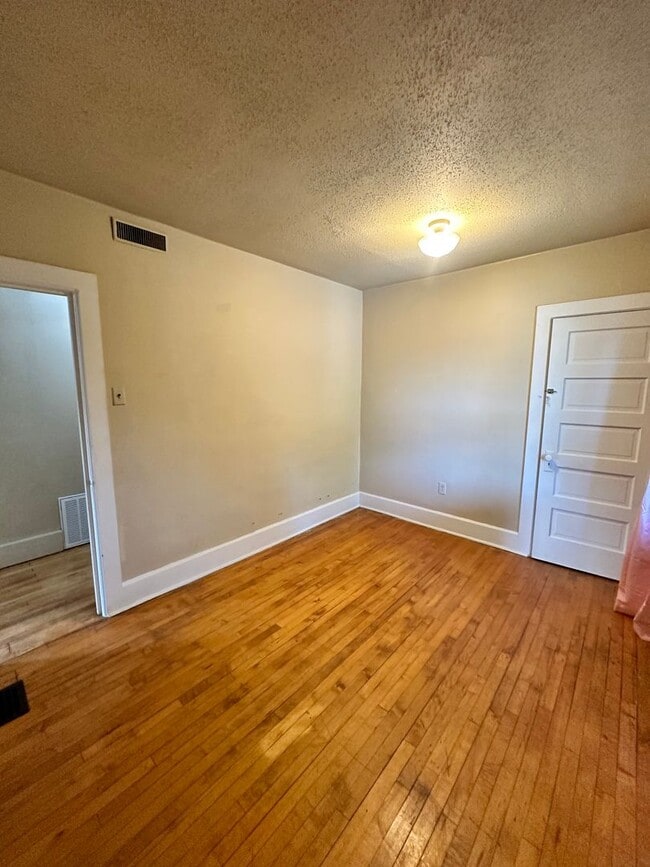 Building Photo - 4 Bed Room 2 Bath Big Yard