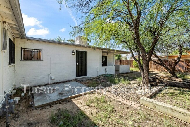 Building Photo - 3317 N Howard Blvd