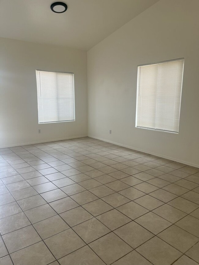 Building Photo - Spacious 4 Bedroom, 2 Bathroom Home | Avai...
