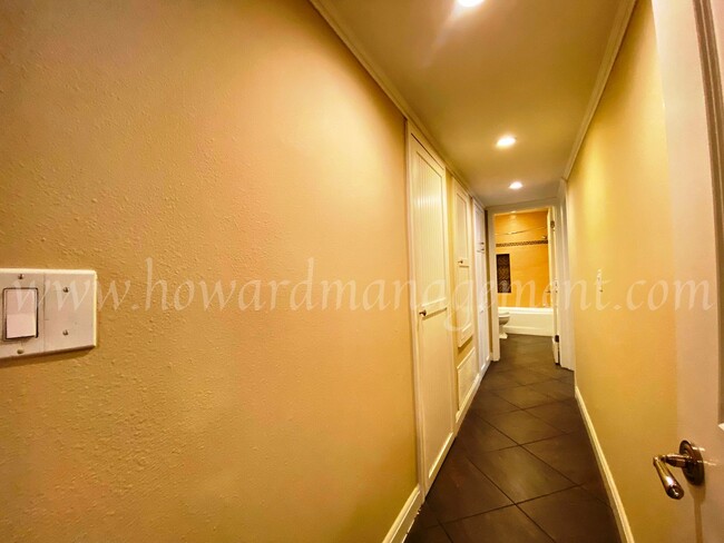 Building Photo - Professionally designed condo! Large kitch...