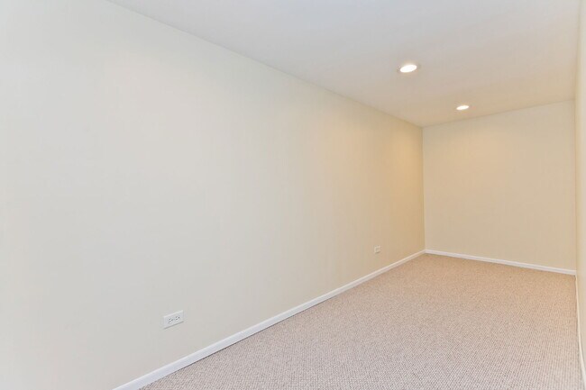 Building Photo - 588 W Hawthorne Pl