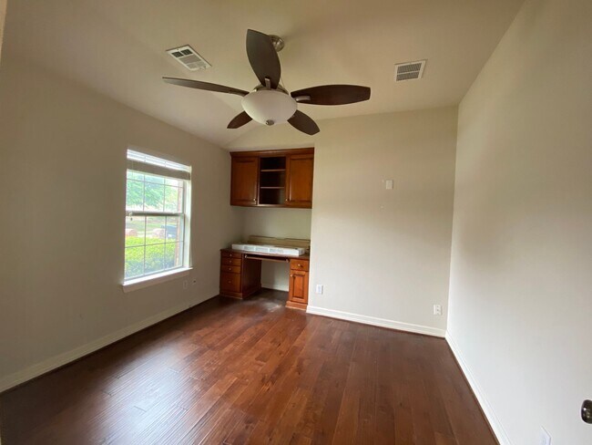 Building Photo - Great location, nice community! Won't last...