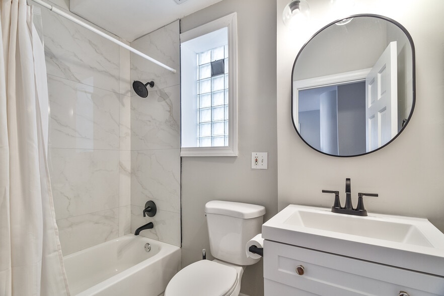 Building Photo - 3047 N Clybourn Ave