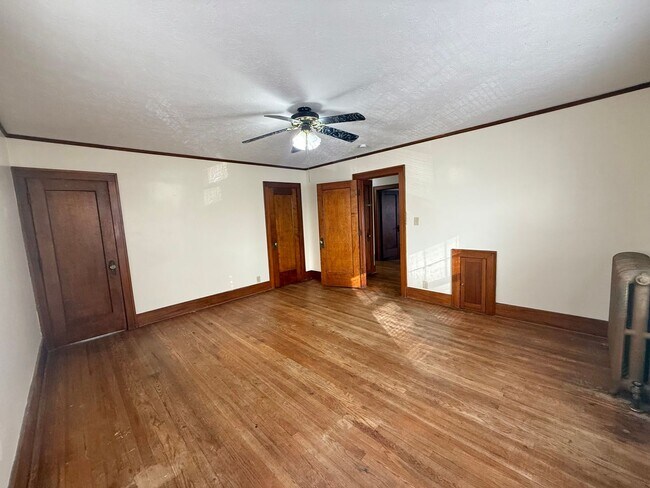 Building Photo - Massive 4 Bedroom, 2 Bath Brick Home