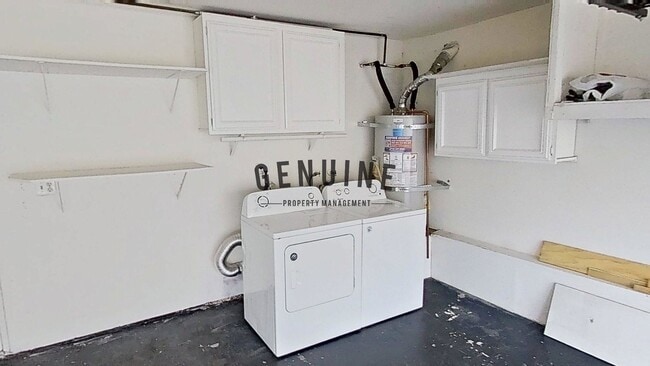 Building Photo - Lovely 2 Bd 1.5Ba Condo in Costa Mesa With Spacious Deck