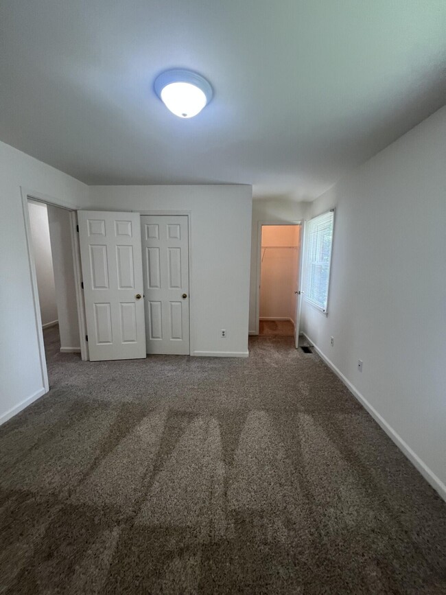 Building Photo - 409 Woodview Dr