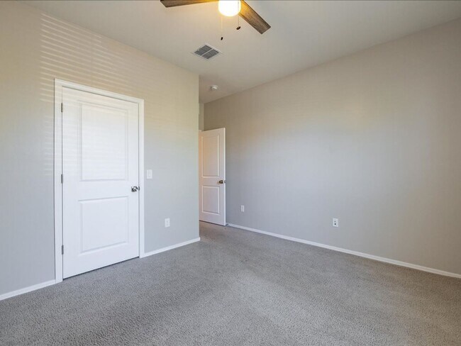 Building Photo - 4 Bedroom 2 Bathroom