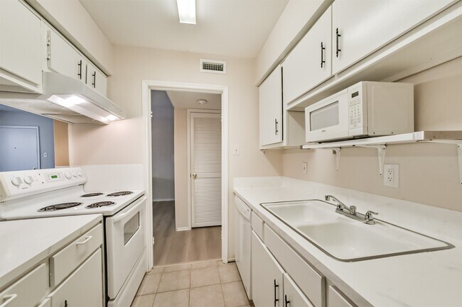 Building Photo - 6410 Del Monte Dr