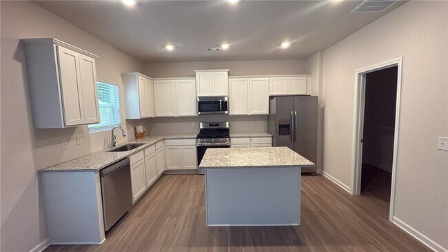Building Photo - 530 River Run Dr