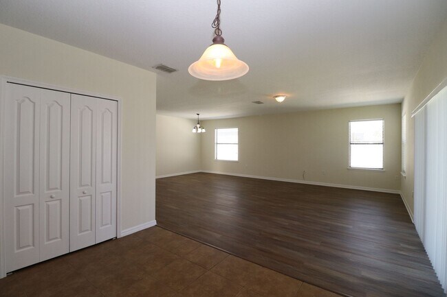 Building Photo - Easy Living 3/2/2