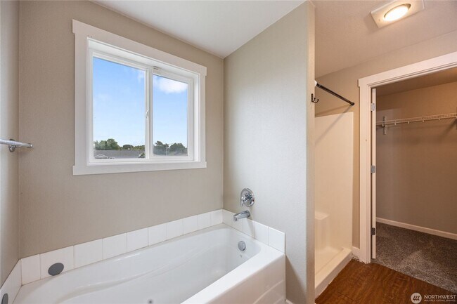 Building Photo - 4 bed, 3.5 bath home in cul-de-sac