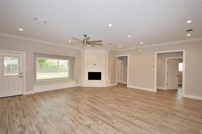 Building Photo - 3515 Linwood St