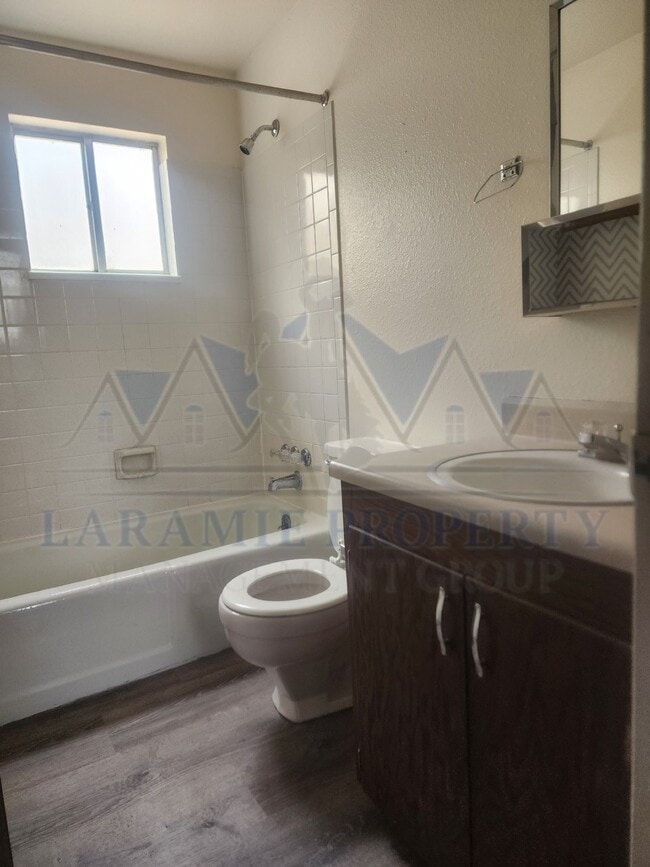Building Photo - 2 Bed 1 1/2 Bath Townhouse Style Apartment