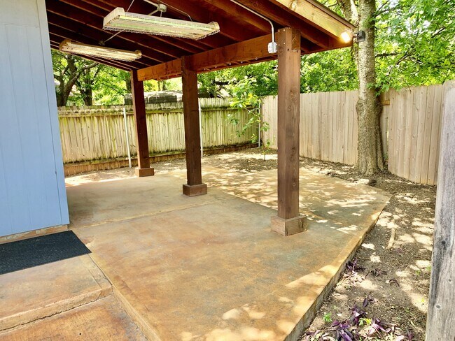 Building Photo - Beautiful 2 Bed/2.5 Bath Home in Round Roc...