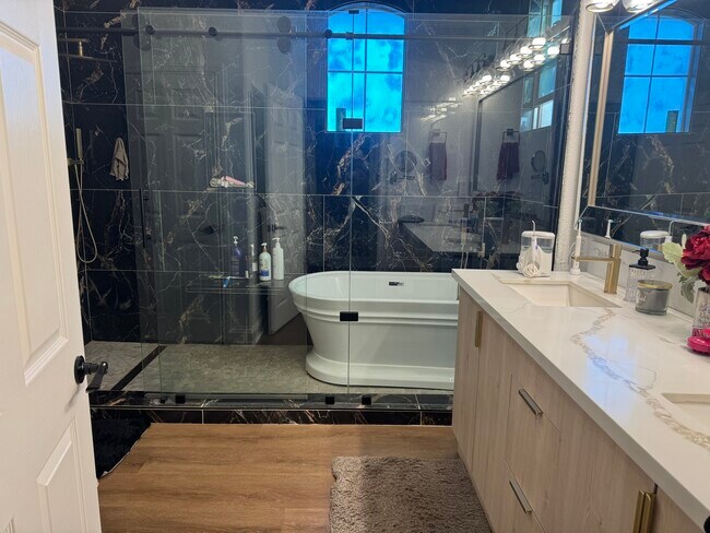 Building Photo - 9521 Shadowrock Way