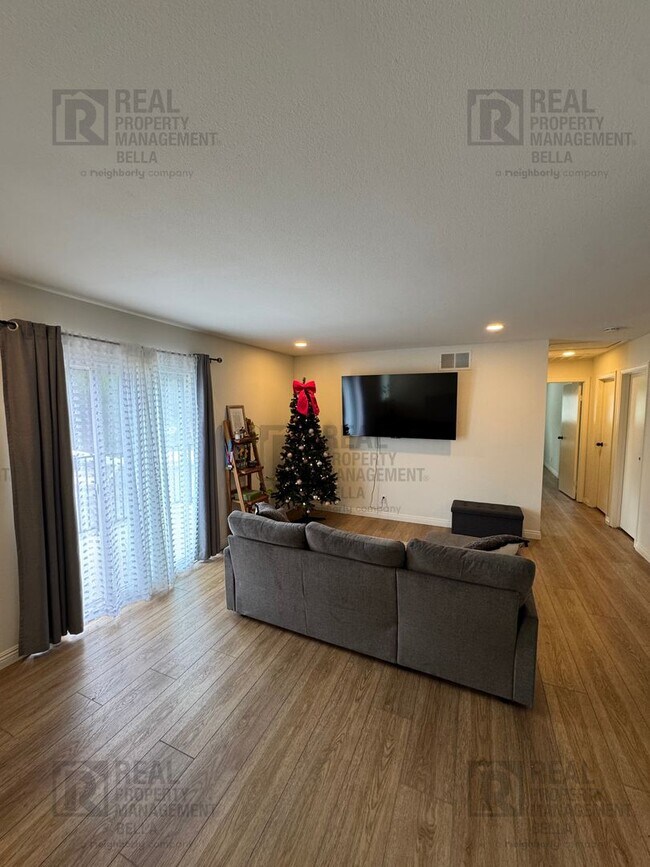 Building Photo - Charming 2-Bed, 2-Bath Condo in the Heart ...