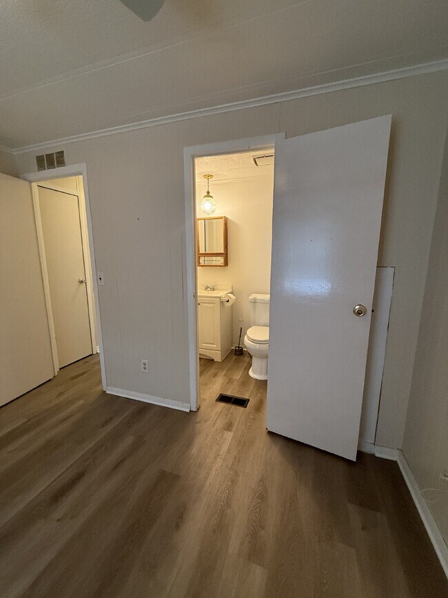 Building Photo - Cozy 2 Bedroom, 2 Bathroom Gem in St. Cloud – Your Perfect Retreat Awaits!