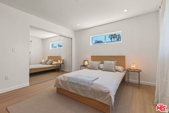 Building Photo - 843 Mariposa Ave