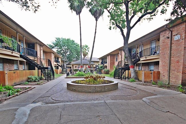 Building Photo - 5704 Edgemoor Dr