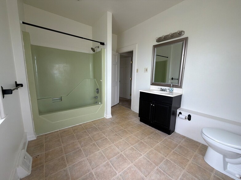 2nd Floor Full Bath - 1334 S York St
