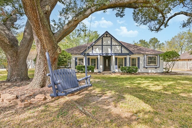 Building Photo - 212 E Castle Harbour Dr