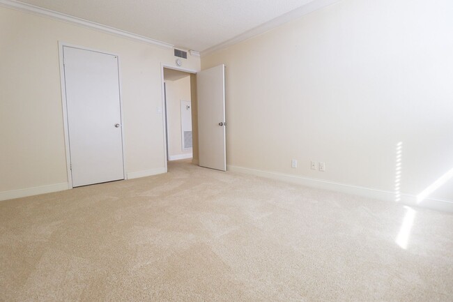 Building Photo - 1 Bedroom Condo in Downtown Tulsa! *Price ...