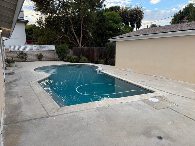 Building Photo - Open Thursday 12/11 3-4pm Private HOME 3bed/2 bath + POOL in Woodland Hills!