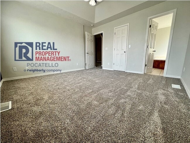 Building Photo - Beautiful 6 Bedroom 3 Bath house - 2 Car Garage - 6 month lease