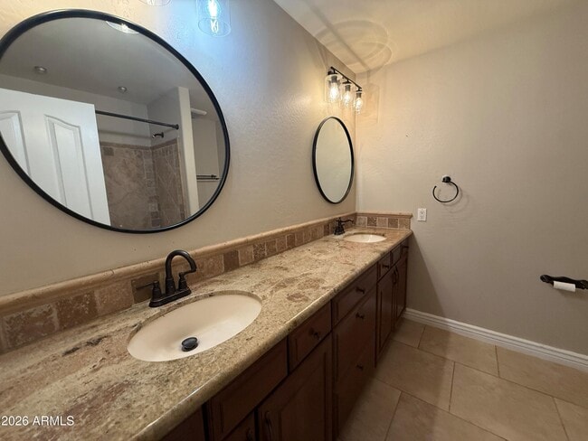 Building Photo - 902 W Sherri Dr