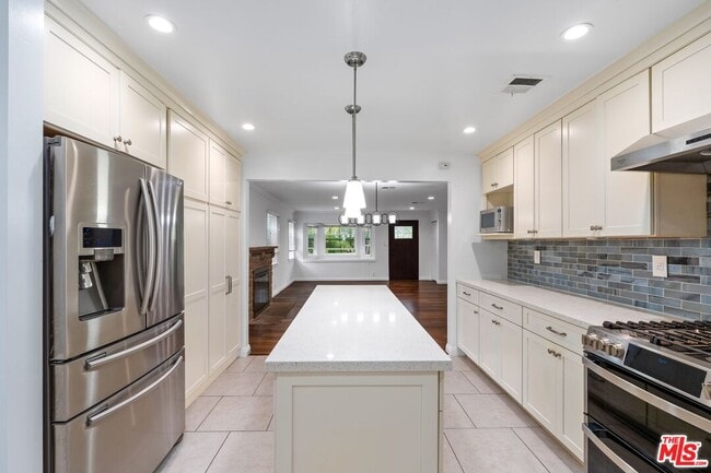 Building Photo - 3325 S Bentley Ave